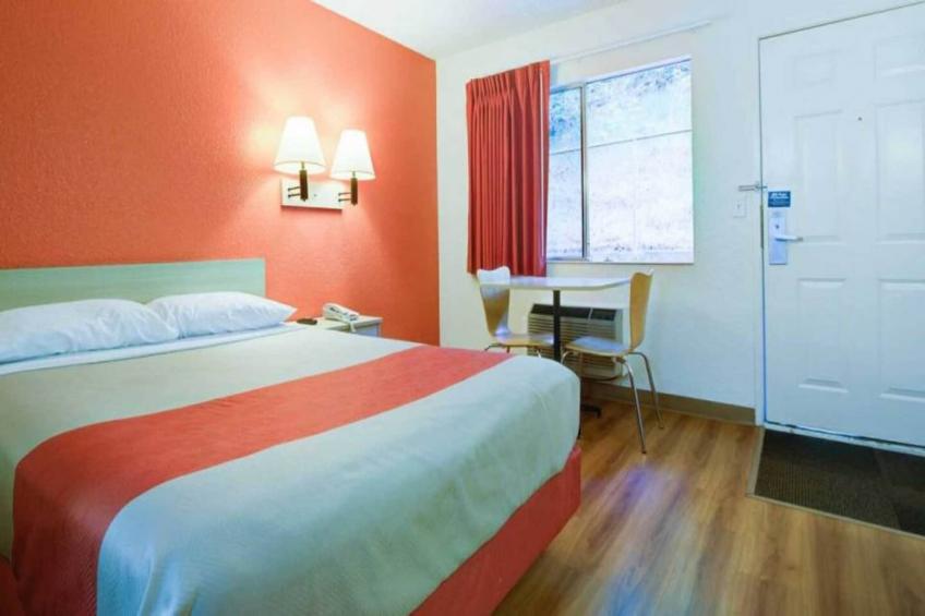 1 Queen Bed  Premium Micfridge - foto 15