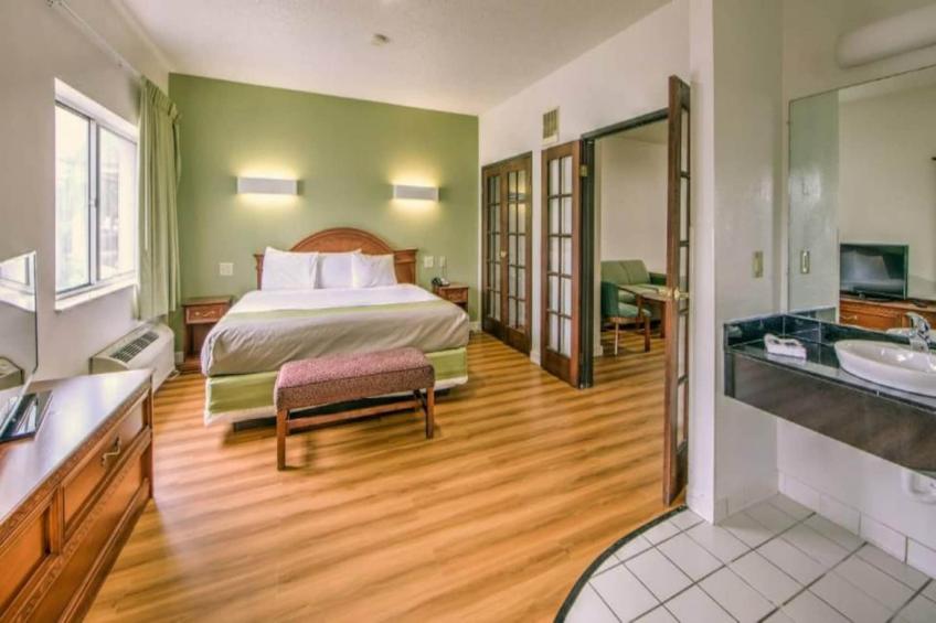 1 King Bed  Suite Non-Smoking Sofa-Bed - foto 4