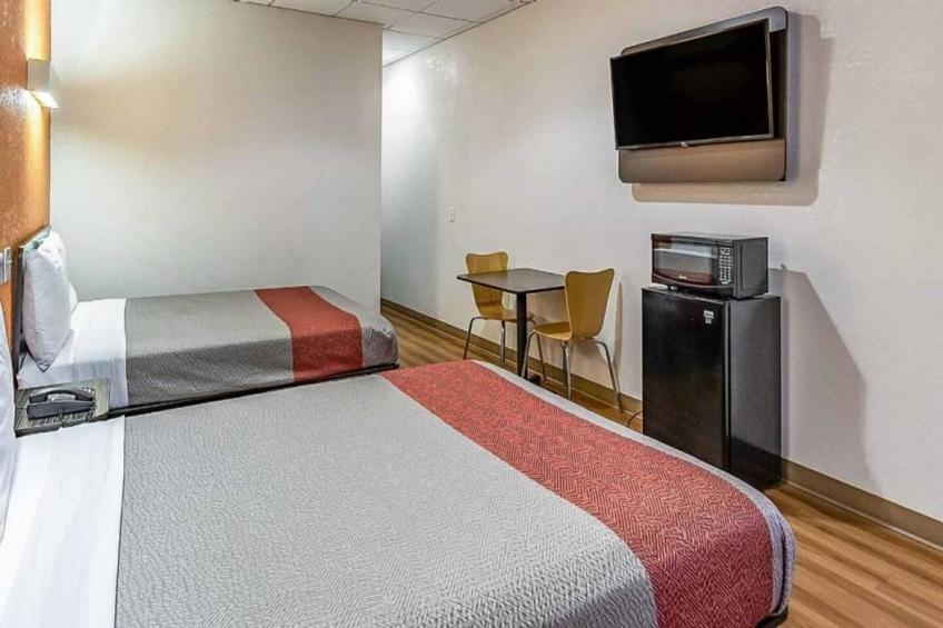 4 Full Beds  Non-Smoking Micfridge - foto 7