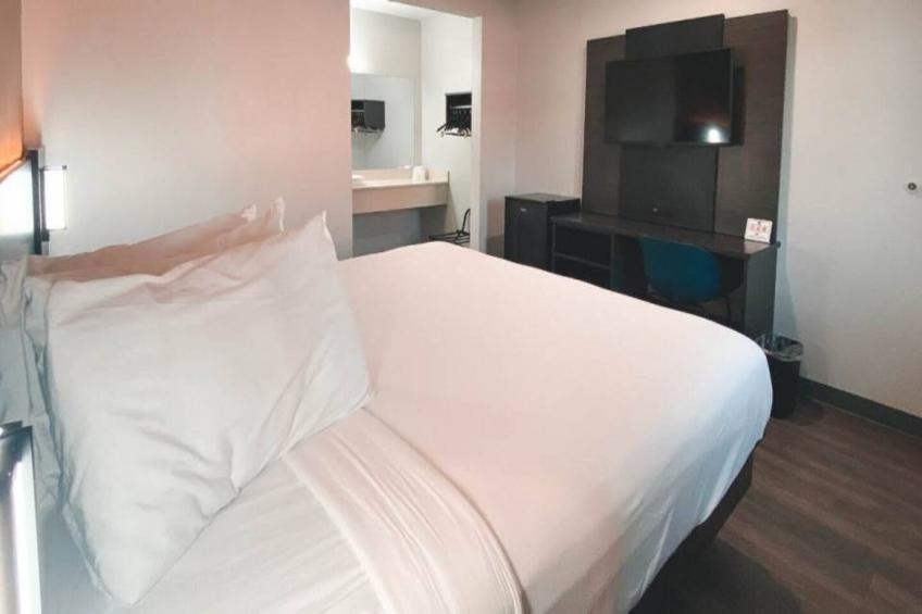 1 King Bed  Non-Smoking Kitchen - foto 11