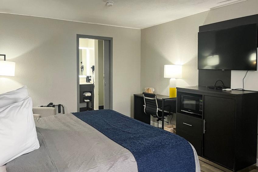 1 Queen Bed | Non-Smoking, Micfridge - foto 15