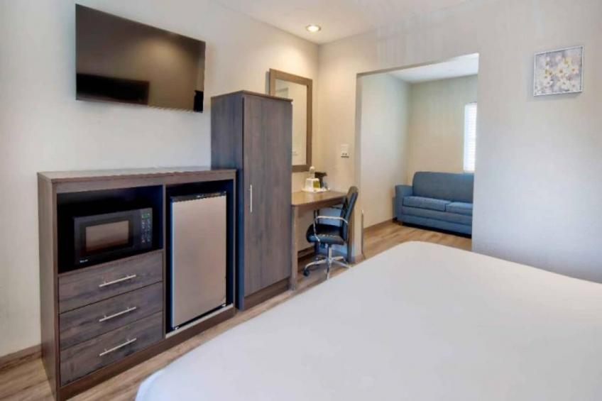 1 King Bed  Non-Smoking Micfridge Sofa-Bed - foto 4