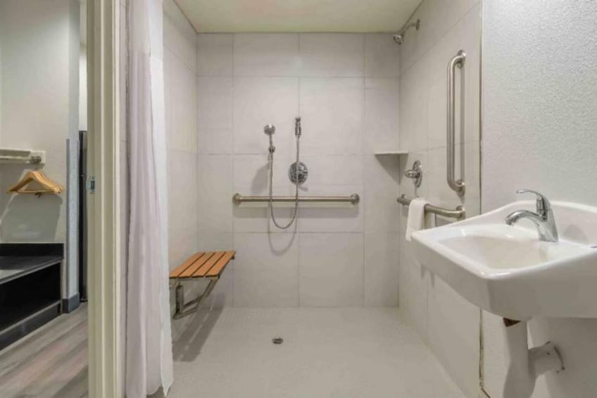 2 Queen Beds  Suite Non-Smoking Micfridge - foto 8