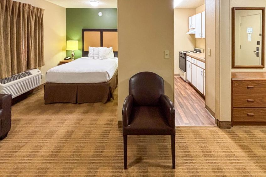 1 Queen Bed | Non-Smoking, Micfridge - foto 9