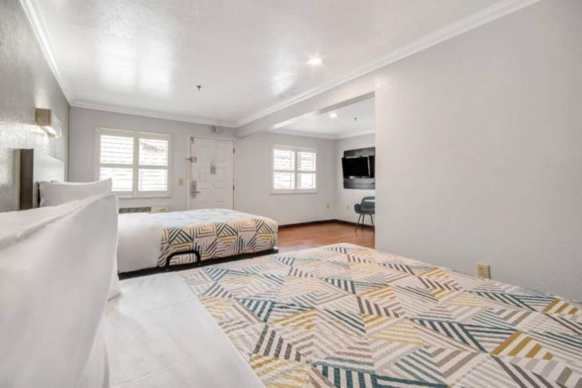 2 Queen Beds  Suite Non-Smoking Kitchen - foto 10