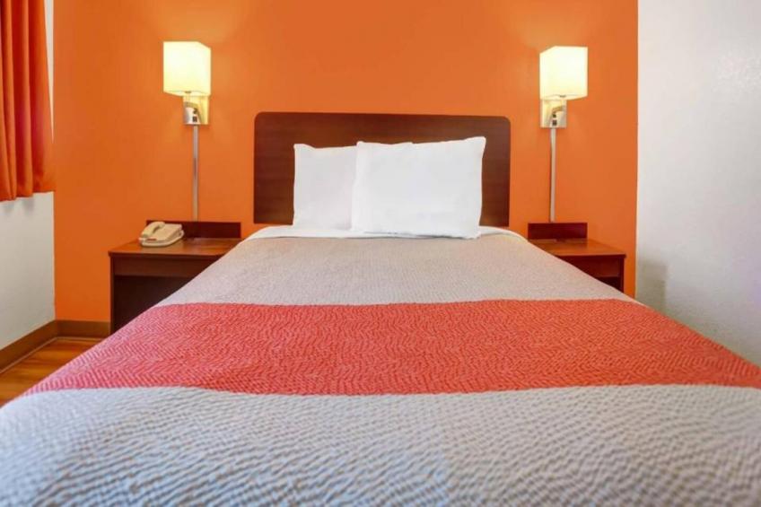 1 Full Bed  ADA/RI Shower - foto 11