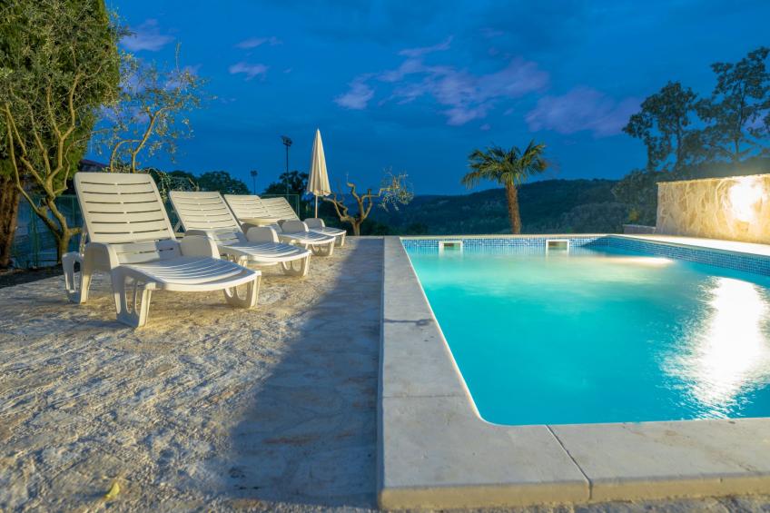 Wunderschön eingerichtete Villa mit Pool und Garten - foto 7