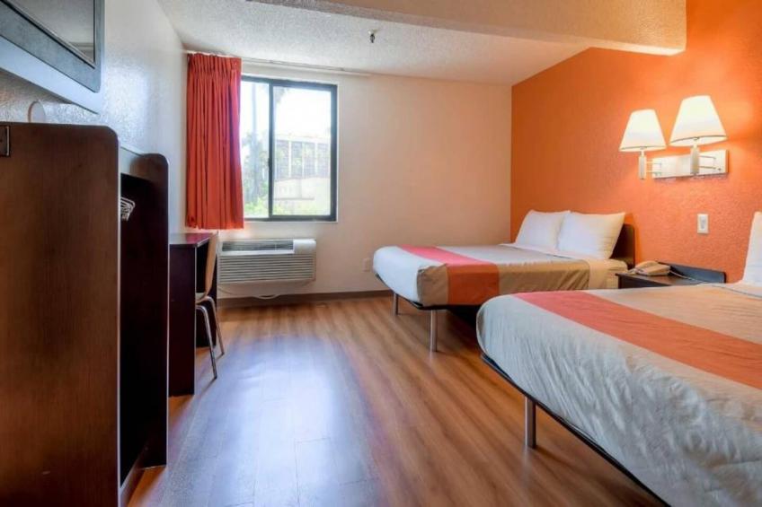 1 Full Bed  ADA/Tub/Mini Fridge - foto 7