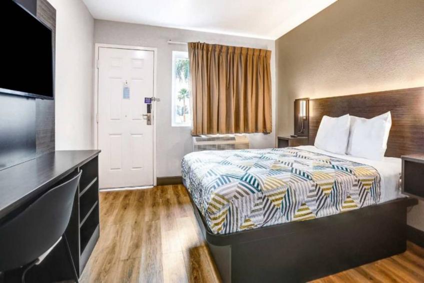 1 King Bed  Non-Smoking Mini Fridge - foto 15
