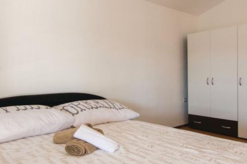 Laura mit Pool - foto 17