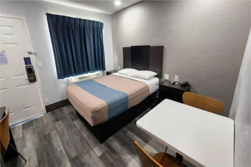 1 Queen Bed  Non-Smoking Kitchen - foto 15