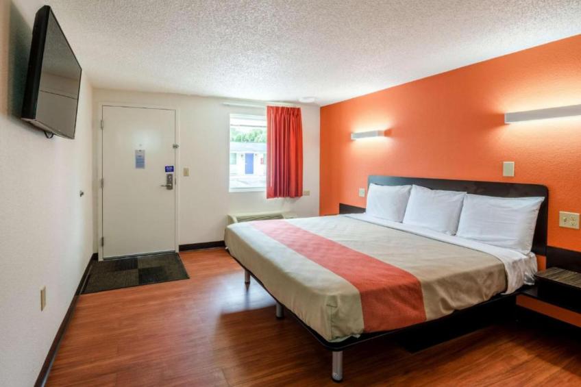 1 KING BED  NON-SMOKING KITCHEN