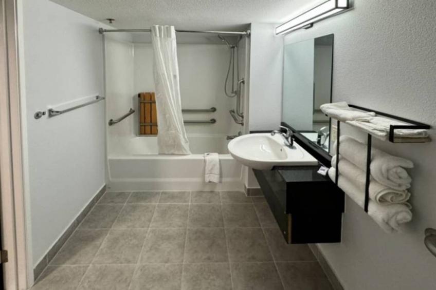 2 Queen Beds  Mobility Accessible Tub Nsmk - foto 7