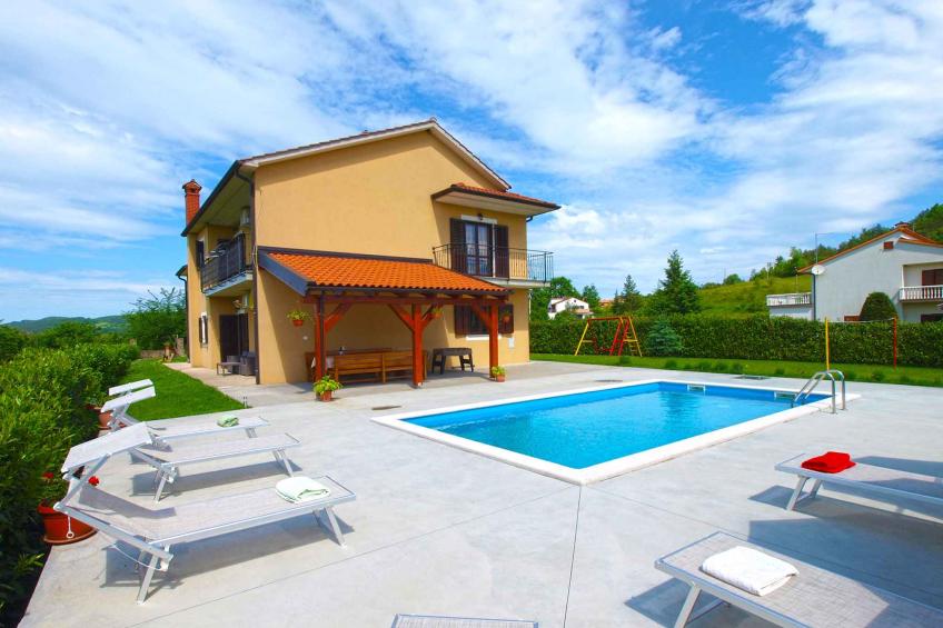 Villa avec piscine et aire de jeux - BF-K4YN4