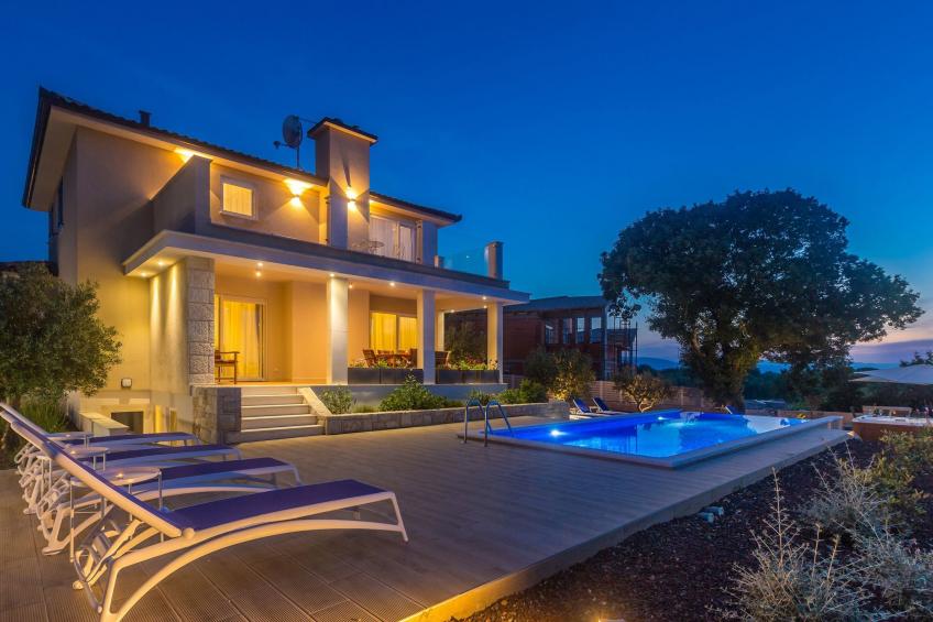 Schöne Villa in einer ruhigen Umgebung mit Pool - foto 2