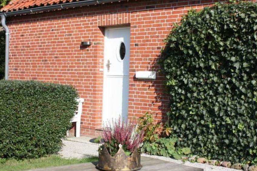 mit Garten und Parkplatz