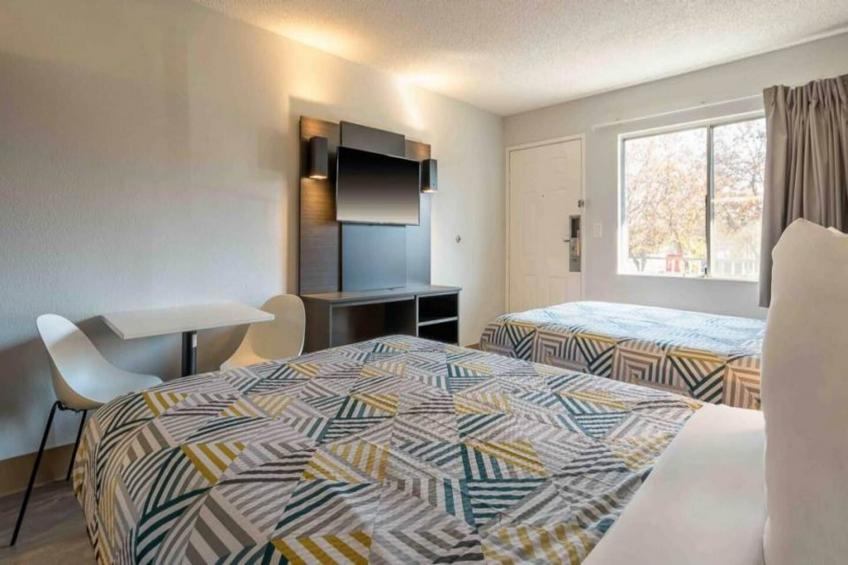 2 Queen Beds  ADA/Tub/Micfridge - foto 13