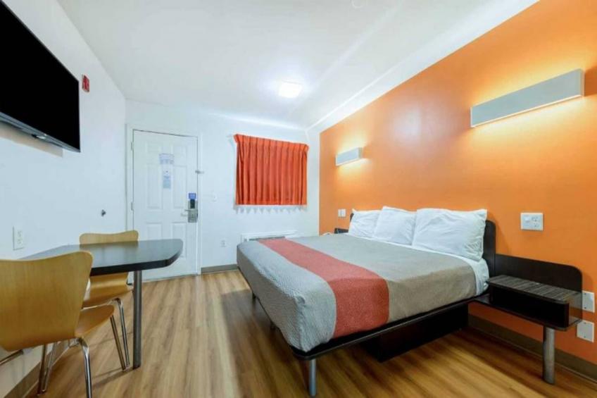 1 King Bed  Premium Micfridge - foto 8