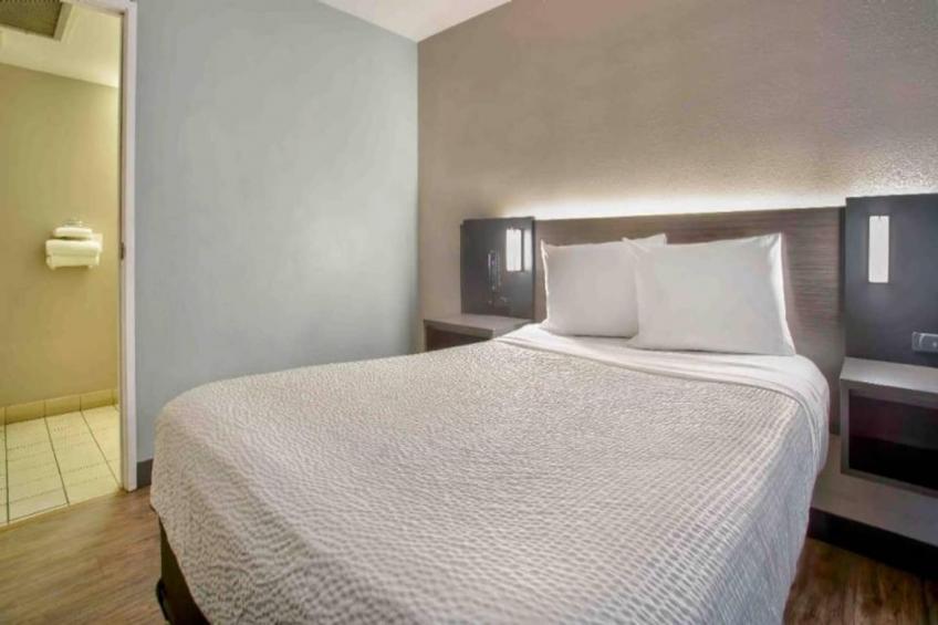 1 Full Bed  ADA/Tub - foto 8