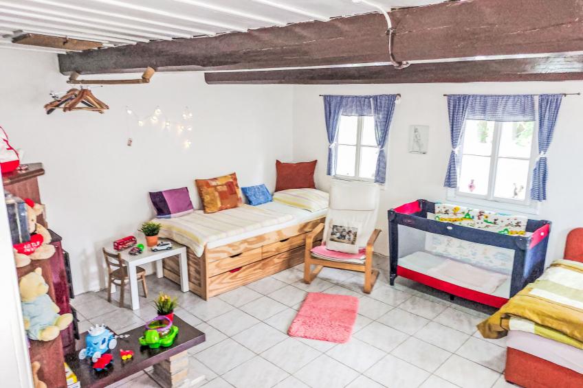 Roubenka u potoka - foto 9