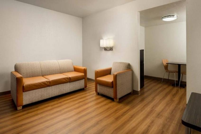 1 Full Bed  ADA/RI Shower - foto 12
