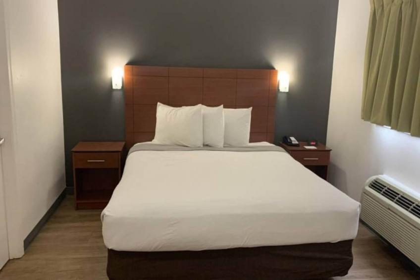 1 Queen Bed  ADA RI Shower Nsmk Kitchen - foto 6