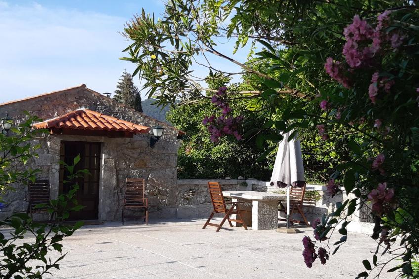 Kleines Ferienhaus mit Terrasse und Parkplatz