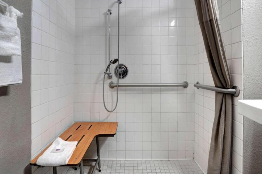 1 Full Bed  ADA/Tub - foto 5