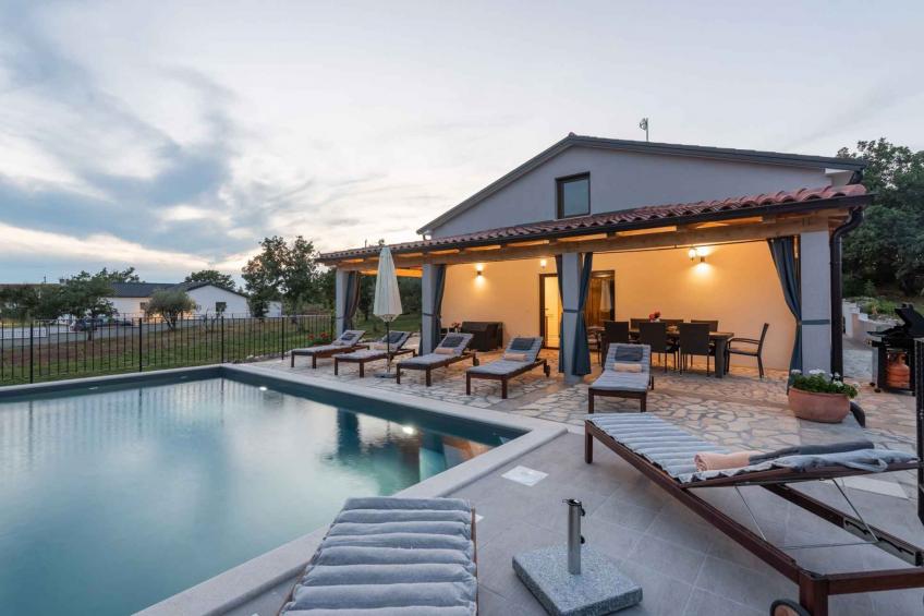 Villa mit Garten und privatem Pool und möblierter Terrasse - BF-XKW5D