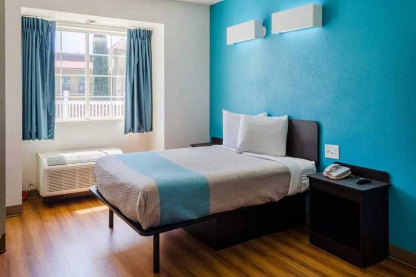 1 King Bed  Non-Smoking Micfridge - foto 12
