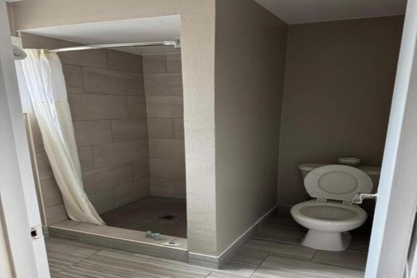 1 Queen Bed  Suite Non-Smoking Micfridge - foto 10