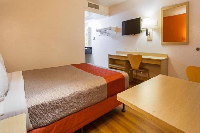 1 Queen Bed  Mini Fridge - foto 8