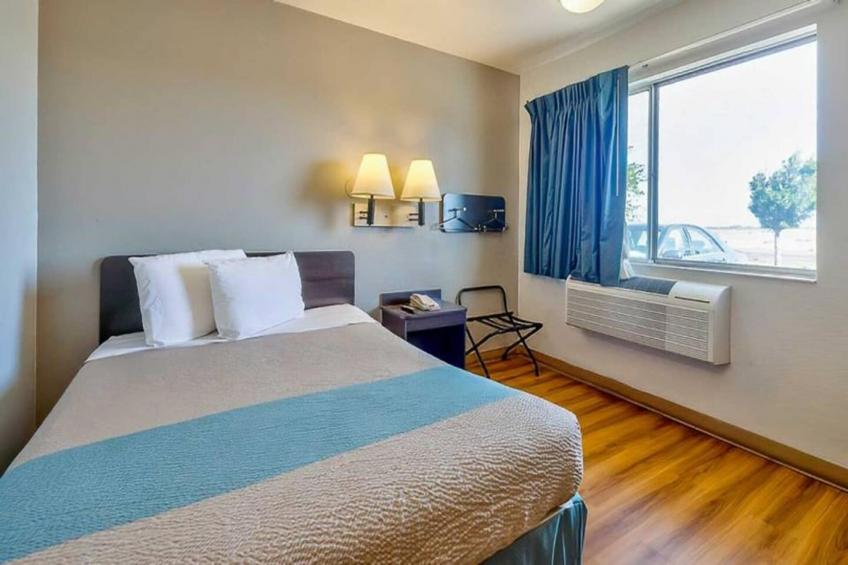 1 QUEEN BED  MICFRIDGE - foto 5