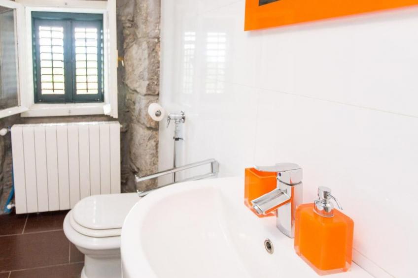 Haus mit modernem Interieur und einer alten Taverne - foto 19