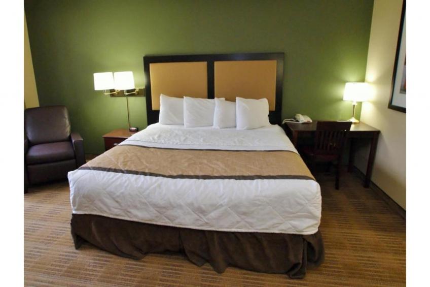 1 Queen Bed | ADA\/RI Shower\/Smoking\/Kitchen - foto 15