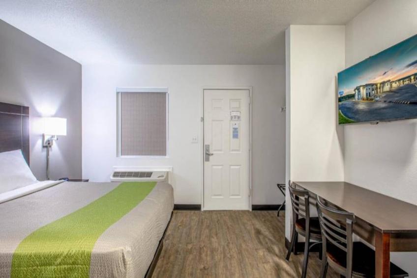 1 Queen Bed  Deluxe Kitchen Non-Smoking - foto 9