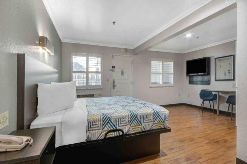 1 King Bed  Non-Smoking Kitchen - foto 13
