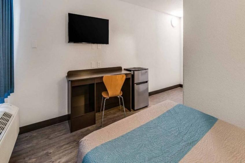 1 King Bed  Mob Access Tub Nsmk Minifridg - foto 11