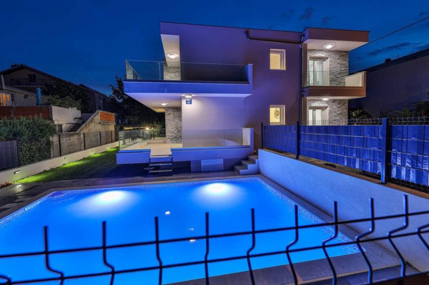 Expansive Retreat with Private Pool & BBQ, Near the Beach - Six Bedroom Villa - foto 37