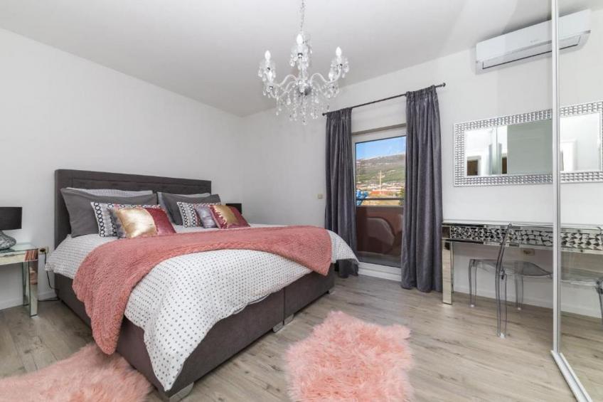 Charming Villa with Outdoor Pool, BBQ, and Sun Deck in Tranquil Kaštela Area - Five bedroom Villa - foto 16