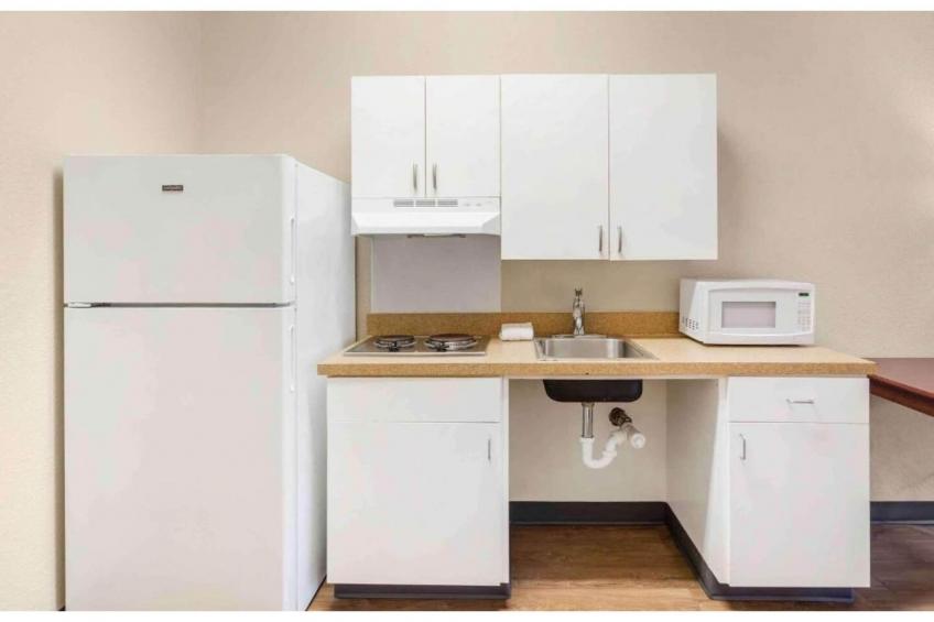 1 Queen Bed  Non-Smoking Kitchen - foto 6
