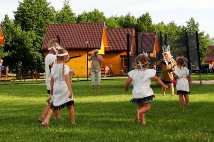 Blockhütte mit Terrasse und Grill