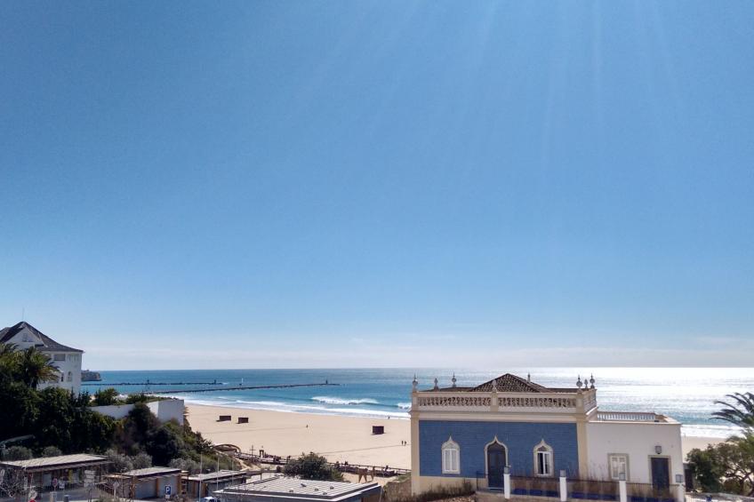 "Peixes" mit Blick auf das Wasser