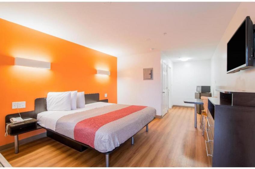 1 QUEEN BED  SMOKING KITCHEN - foto 9