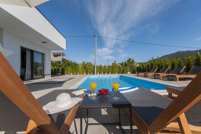 Vakantiehuis modern vakantiehuis met verwarmd zwembad - VW-X4MCY