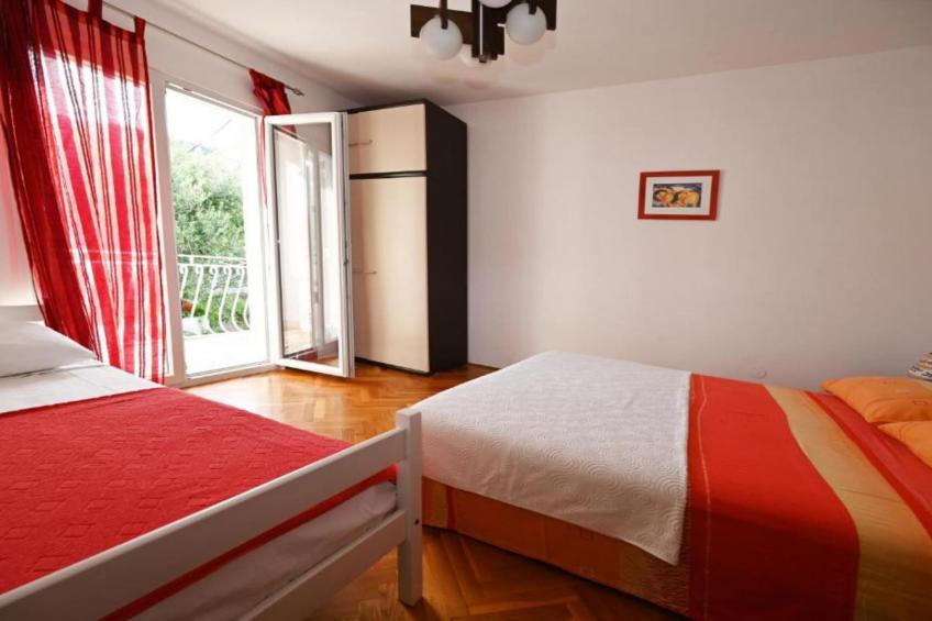 Apartments Mihovilović - 50 m from beach - Two Bedroom Apartment with Balcony and Sea View (A2) - foto 8