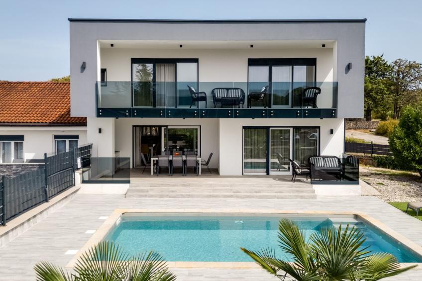 Schöne neue Villa mit Pool in Strandnähe