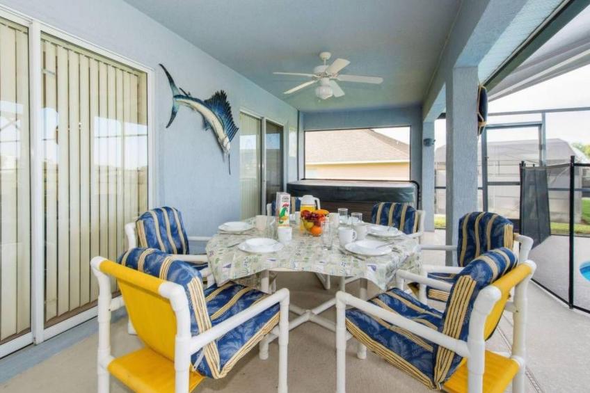 Sonniger Privatpool mit freistehendem Whirlpool und Filmraum - foto 3