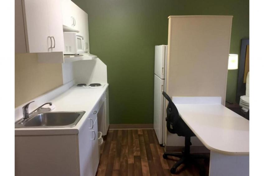 1 Queen Bed  Non-Smoking Kitchen - foto 7