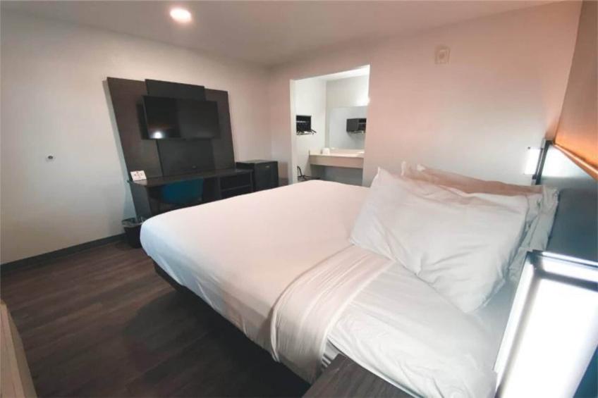 1 King Bed  Non-Smoking Kitchen - foto 21